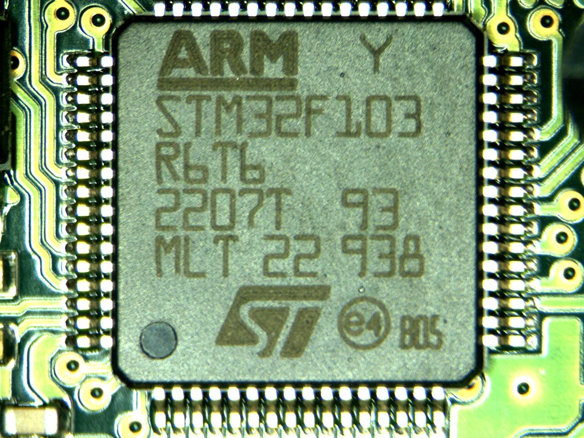 ST STM32F103R6T6 microcontroller - LQFP64 - optical inspection microscope photography
